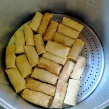 Panaskan dandang. Lalu kukus 25-30 menit. Angkat. Sajikan hangat.