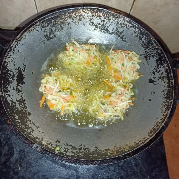 Panaskan minyak, ambil secukupnya adonan lalu goreng sampai kecoklatan.