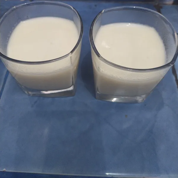 Setelah matang, puding susu masukkan ke dalam cetakan gelas. Diamkan selama 30 menit hingga pudingnya mengeras.
