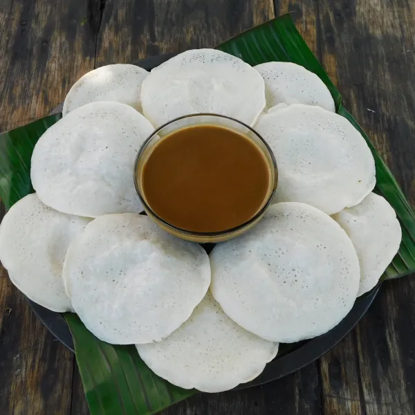 Sajikan serabi dengan kuah gula merah.