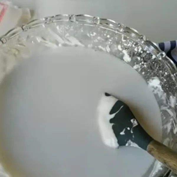 Masukkan santan dan garam, aduk hingga rata.