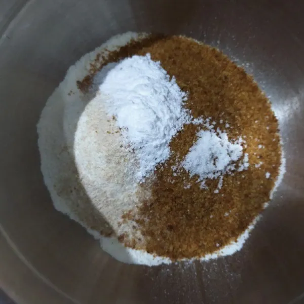 Aduk rata tepung terigu, tepung almond, tepung gandum, gula, baking powder dan garam.