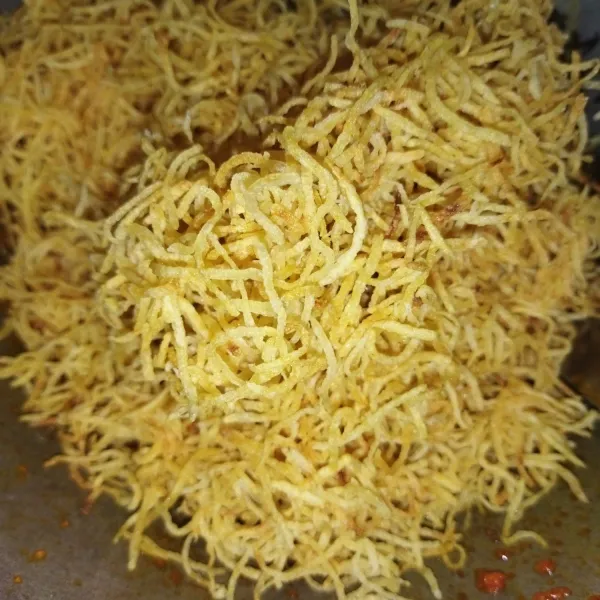 Masukkan  kentang goreng.