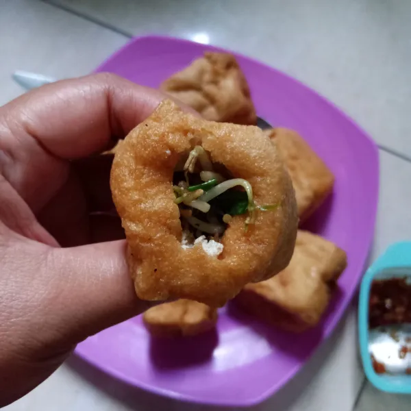 Sayat tahu di salah satu sisinya, masukkan tumisan taoge.