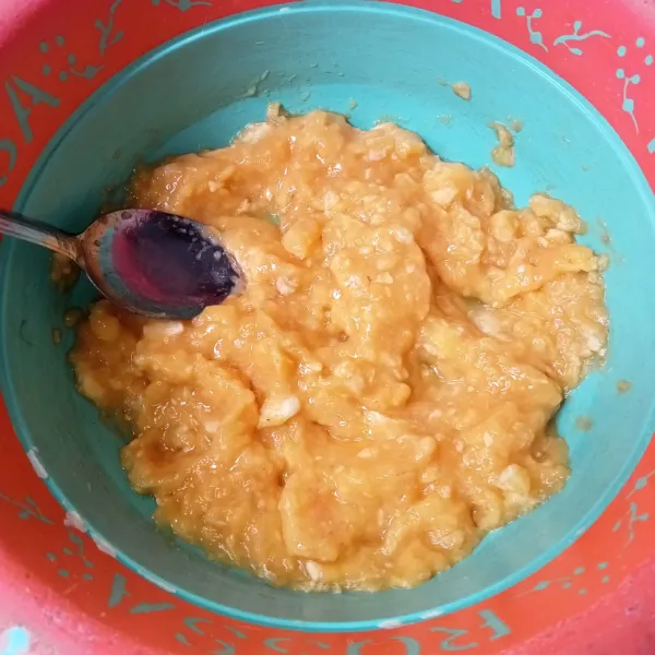 Kupas dan lumatkan pisang dengan sendok.