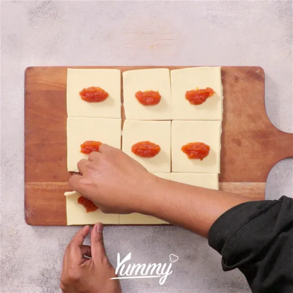Kemudian lipat puff pastry lalu kunci dengan merekatkan garpu di bagian luarnya.