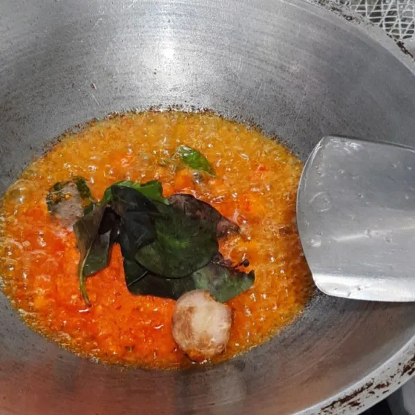 Kemudian tumis bumbu halus dan juga bumbu daun lainnya.