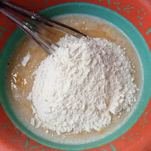 Masukkan tepung terigu dan aduk-aduk hingga tercampur rata.