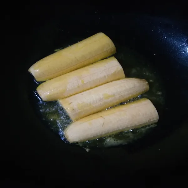 Panaskan margarin, panggang pisang hingga matang (jangan lupa dibalik).