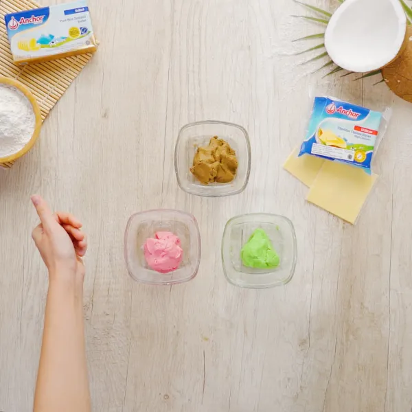 Pisahkan adonan menjadi 3 adonan, lalu beri pasta pandan, pasta strawberry dan pasta coklat, aduk hingga warna adonan merata.