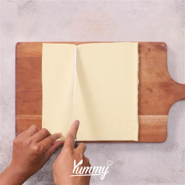 Siapkan puff pastry di atas talenan lalu potong kotak sesuai selera.