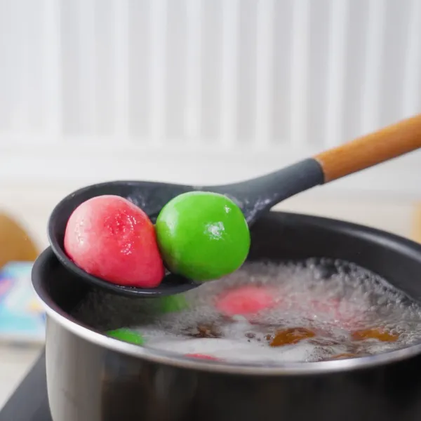 Didihkan air dan rebus klepon hingga mengapung. Setelah matang, angkat dan segera tambahkan Anchor Salted Butter, lalu aduk hingga merata.