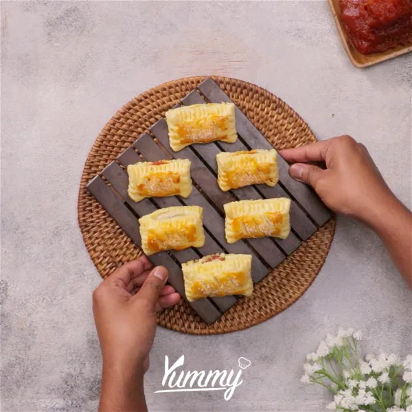 Letakkan di atas tray lalu oven dengan suhu 190 C selama 30 menit.