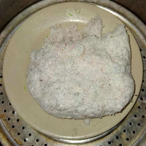 Kukus kelapa parut yang telah dicampur garam -/+ 20 menit.