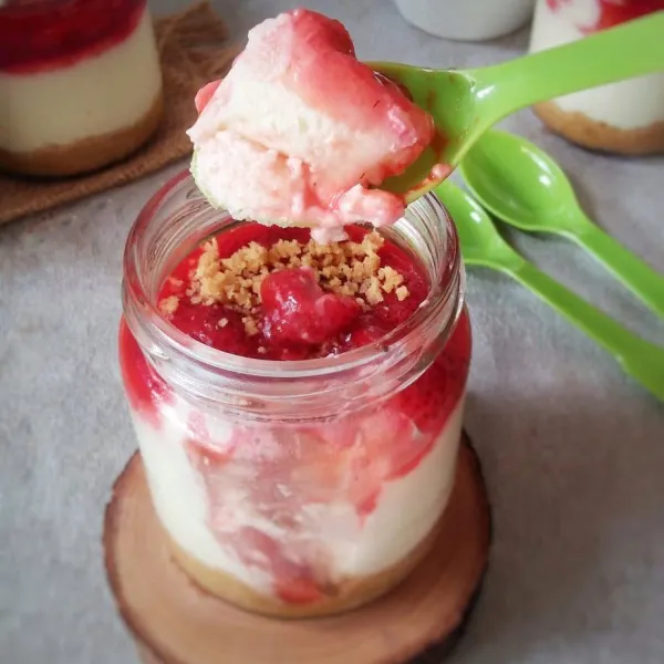 Strawberry cheesecake in jar siap disajikan. Bila suka dingin bisa disimpan dalam lemari es sebelum dikonsumsi.