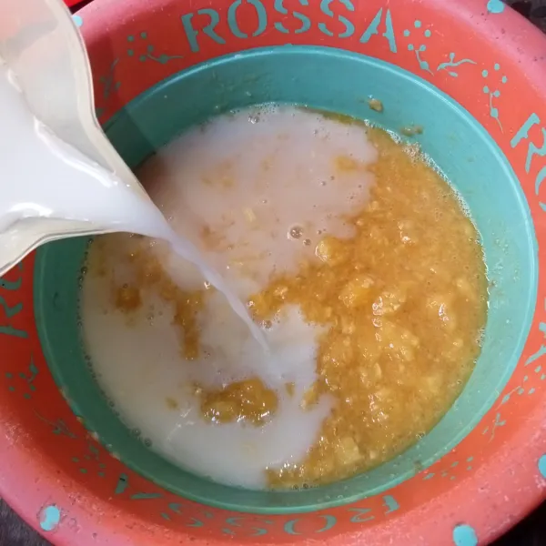 Lalu tuang santan dan aduk rata.