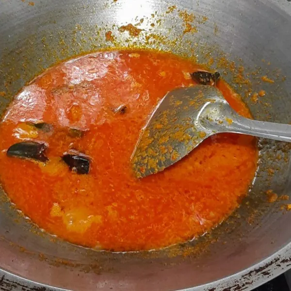 Tambahkan air, masak hingga mendidih.