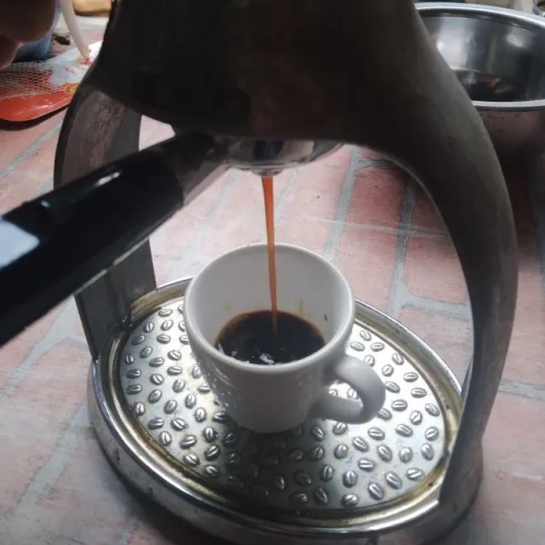 Buat espresso dengan menyeduh kopi dan air, dapat menggunakan alat presso atau hanya diseduh biasa menggunakan kertas filter.
