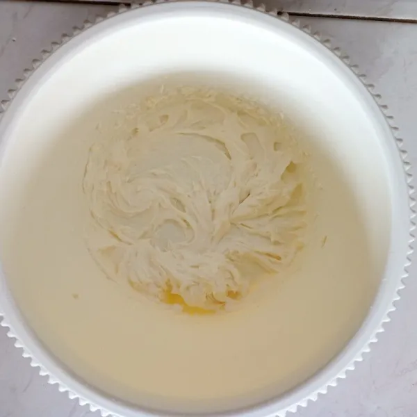 Di wadah lain, kocok whipped cream bubuk dan air es hingga agak mengembang. Jangan dikocok hingga kaku.