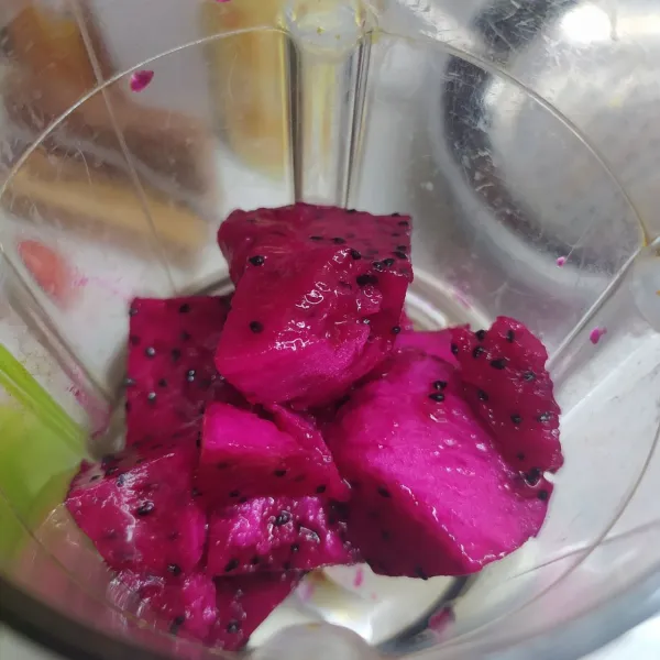 Kupas buah naga, potong dadu kemudian blender sampai halus.