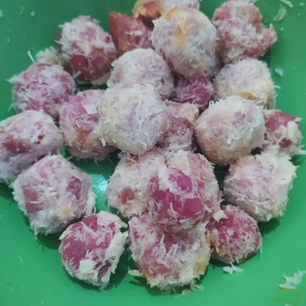 Masukkan klepon dalam campuran parutan kelapa. Sajikan.