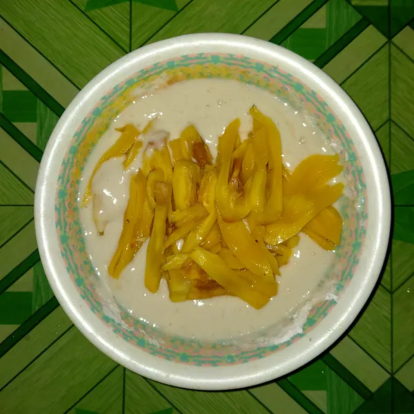 Masukkan irisan nangka, aduk rata.