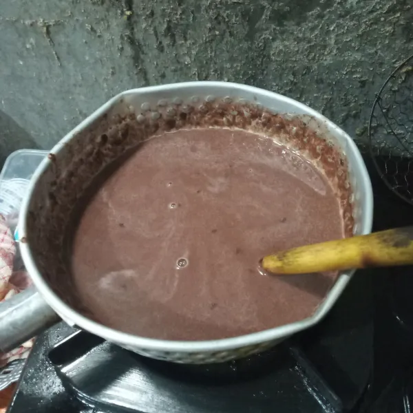 Masukkan nutrijel coklat, susu uht coklat, dan gula pasir kedalam panci. Aduk rata lalu masak hingga mendidih.