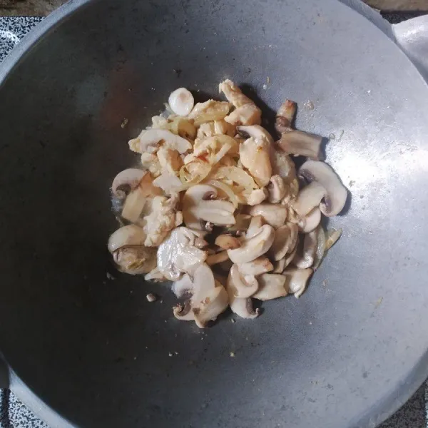 Masukkan jamur, masak hingga jamur layu.