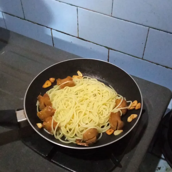 Masukkan spaghetti.