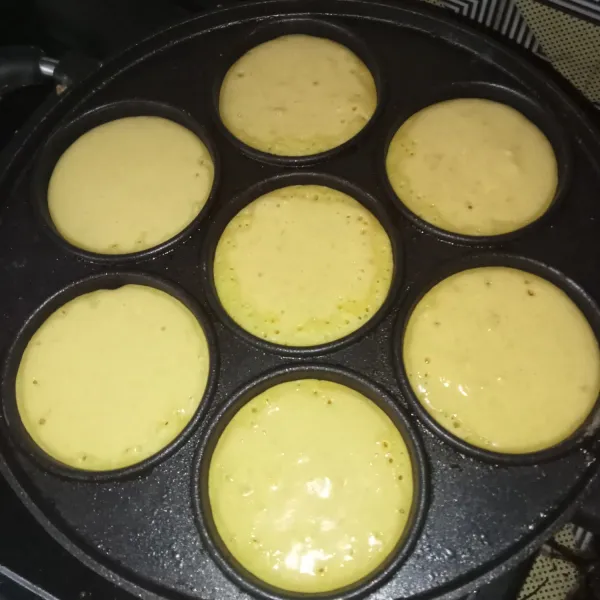 Panaskan cetakan dan tuang adonan secukupnya. Tutup cetakan dan masak dengan api kecil hingga matang.