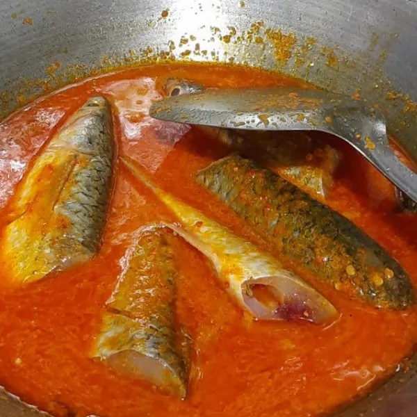 Kemudian masukkan ikan. Masak hingga ikan matang, masak hingga air berkurang.