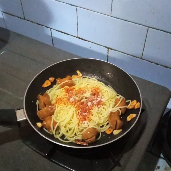 Bumbui, bon cabe, garam, lada bubuk, kaldu bubuk, aduk rata. Jika dirasa kering tambahkan air rebusan pasta.