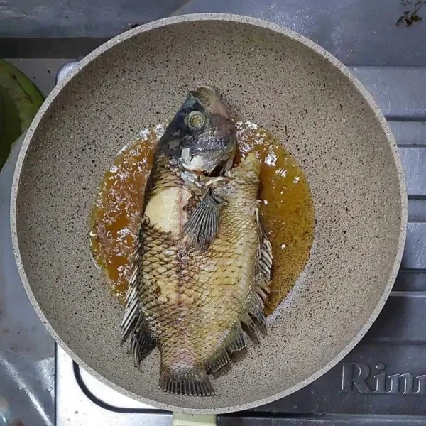 Bersihkan ikan kucuri dengan air perasan jeruk nipis, cuci bersih, tiriskan, marinasi dengan garam, kunyit bubuk, dan ketumbar bubuk, diamkan selama 15 menit, panaskan minyak, goreng ikan sampai matang.