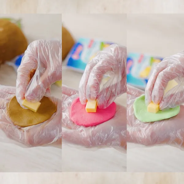 Susun Anchor Cheese sliced bertumpuk, kemudian potong dadu. Ambil sedikit adonan, lalu masukan Anchor cheese sliced, tutup rapat, dan bentuk bulatan.