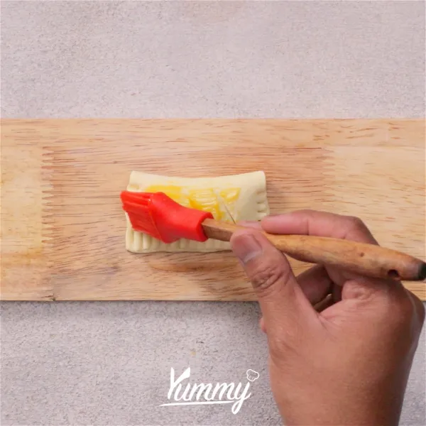 Oles dengan kuning telur lalu taburkan gula pasir di atasnya.