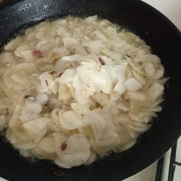 Goreng bawang putih hingga agak kering, kemudian tiriskan.