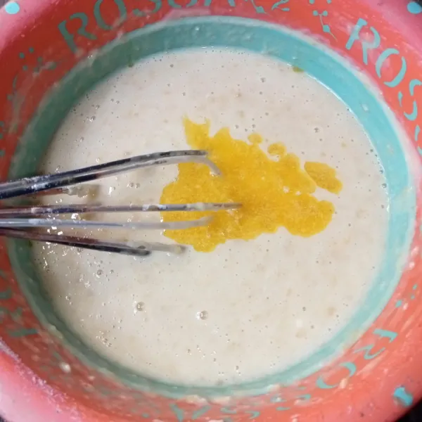 Masukkan margarin yang sudah dilelehkan dan pewarna kuning, aduk rata.