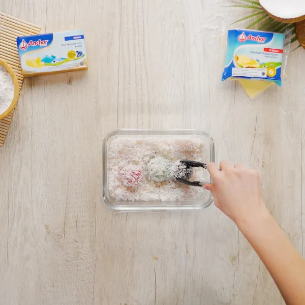 Setelah diangkat balur klepon dengan kelapa parut kukus.