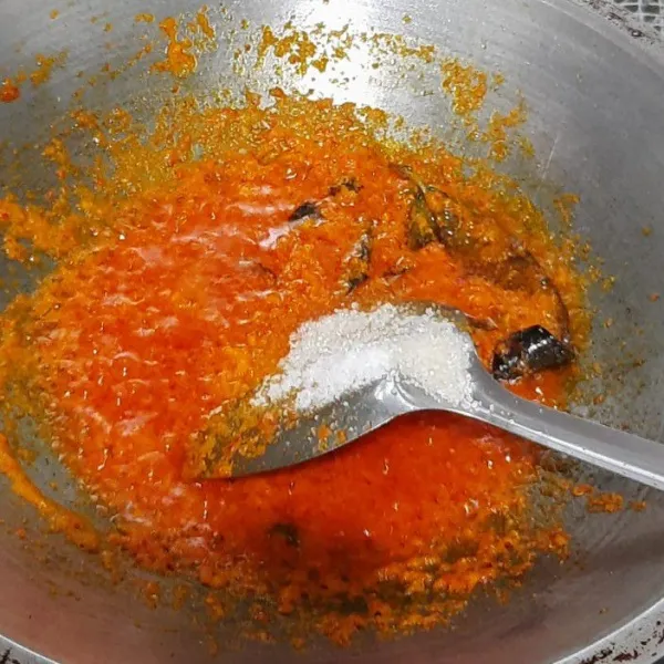 Tumis hingga wangi lalu tambahkan garam dan gula bertahap.