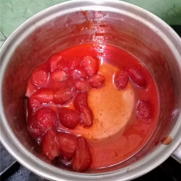 Campurkan semua bahan membuat strawberry sauce. Lalu masak hingga mengental dan strawberry melunak. Biarkan hingga dingin. Sisihkan.