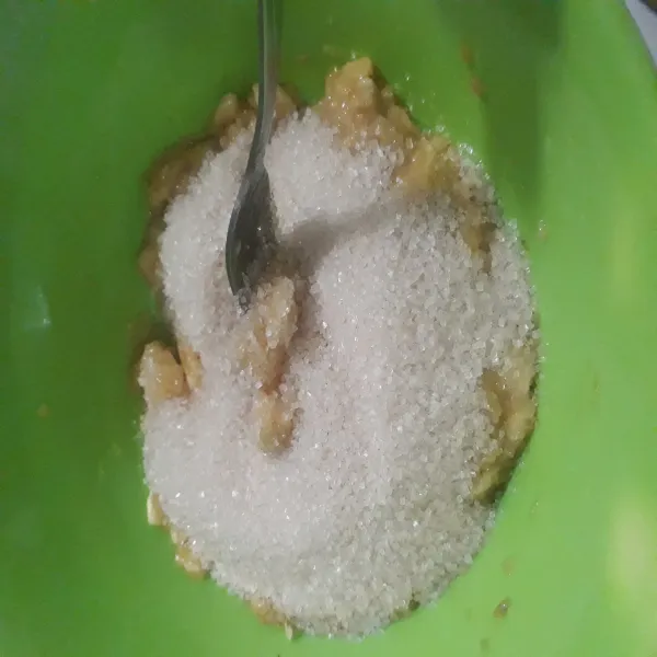 Haluskan pisang dengan garpu lalu masukkan gula pasir. Aduk sampai tercampur.
