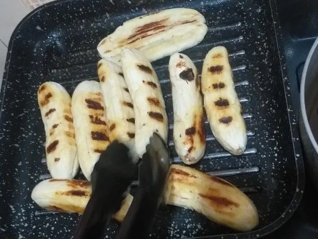 Bakar/ panggang pisang hingga agak kecoklatan.
