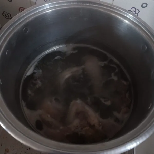 Rebus ayam sampai matang, tiriskan dan buang airnya.
