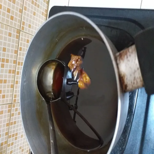 Masak gula merah, air, jahe, dan daun pandan hingga mendidih, lalu masukkan sejumput garam dan tepung maizena yang sudah dicairkan dengan sedikit air. Aduk hingga agak kental dan saring.