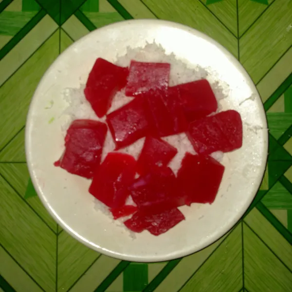 Balur merata ke dalam kelapa parut.