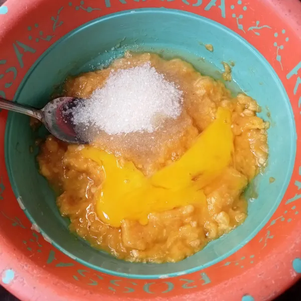Masukkan telur, gula pasir dan garam, aduk rata.