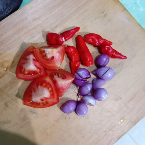 Potong tomat, cabai, dan bawang merah lalu goreng sampai empuk.