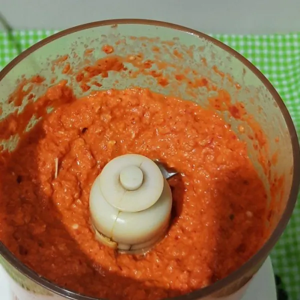 Haluskan bumbu yang akan ditumis.