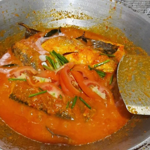 Tambahkan tomat dan juga daun bawang, koreksi rasa.