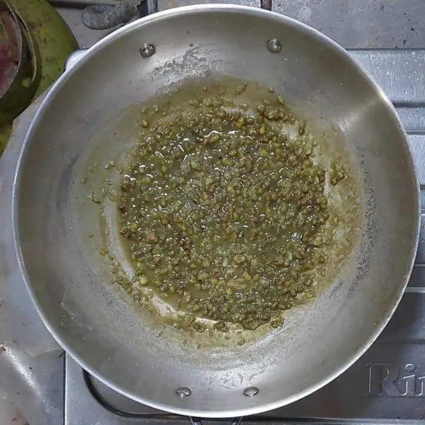 Buat bubur kacang hijau, lalu tambahkan gula pasir dan air. Masak sampai matang, kemudian angkat dan sisihkan.